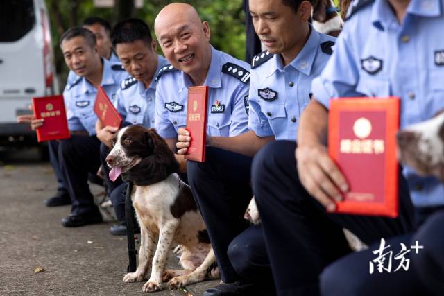 第二期幼犬培訓班畢業(yè)禮上，訓導員和警犬們共同留影。